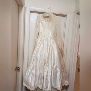 HOUSE OF BIANCHI IVORY Vintage WEDDING DRESS With VEIL